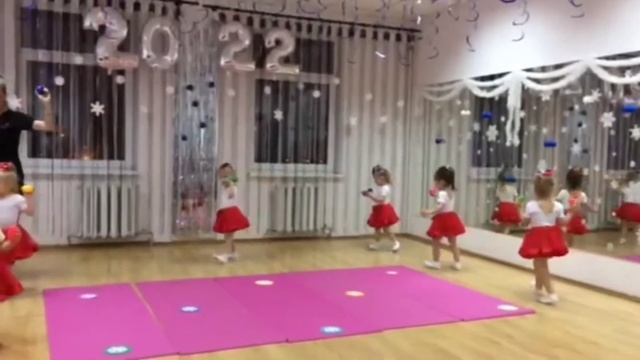 Наши самые маленькие артисты ) С НОВЫМ ГОДОМ поздравили своих родителей) смотреть онлайн