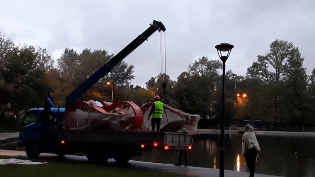 Разгрузка дизайнерских лавочек манипулятором