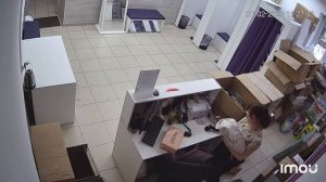 дрочит в примерочной