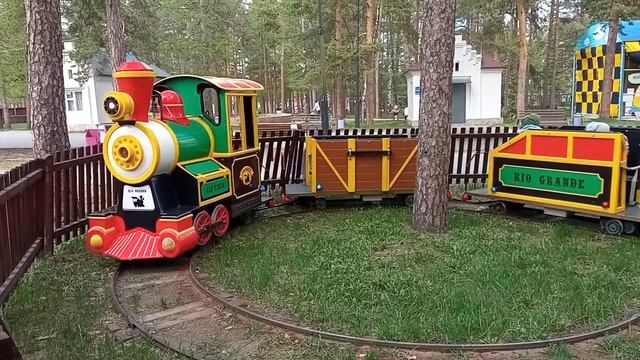 Вова и Саша катаются на паровозе в парке  #дети #паровоз #funnykids #отдых #парк