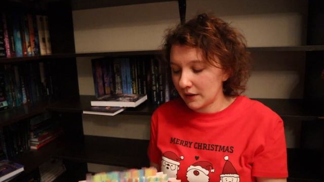 VLOGMAS || Еще один книжный шкаф 📚 смотреть онлайн