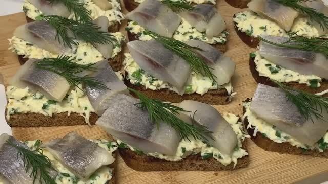 Божественные бутерброды с селёдкой! смотреть онлайн