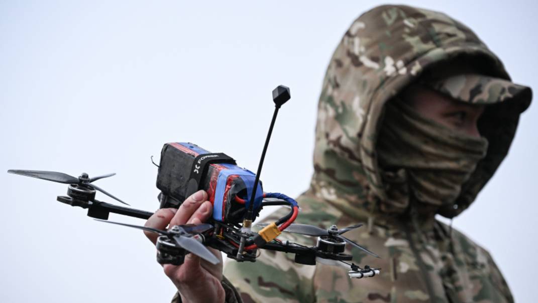 FPV-дроны в действии: операторы беспилотников помогают наступлению бойцов России смотреть онлайн