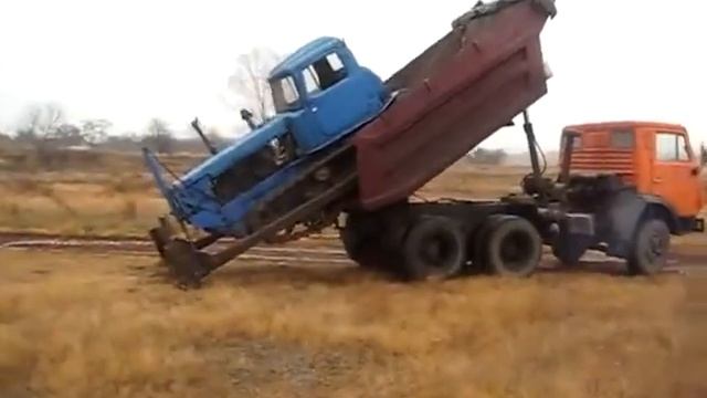 Прикол Как выгружают трактор смотреть онлайн