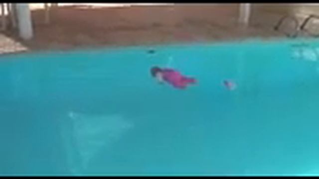 Fail прикол идиот учит куклу ребенка плавать смотреть онлайн