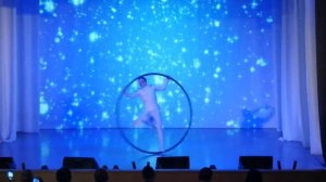 Акробат на обруче