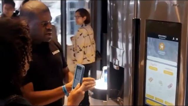 Samsung Smart Refrigerator - Samsung Launches Twin Cooling Family Hub Smart Refrigerator смотреть онлайн