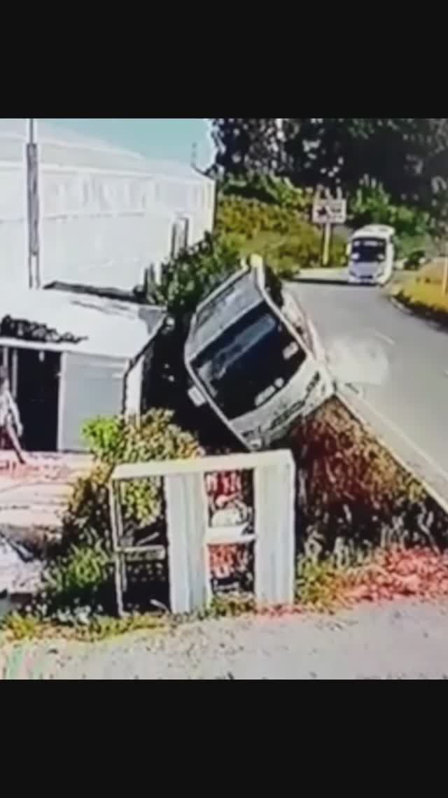 Момент ДТП в Турции с автобусом в салоне которого были российские туристы🚌 смотреть онлайн
