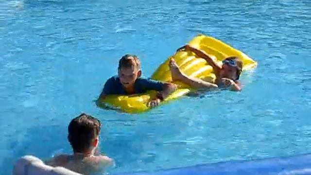 В Турции в бассейне с другом.In Turkey in the pool with a friend смотреть онлайн