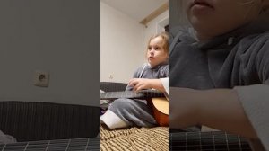 обучаем детей играть на гитаре