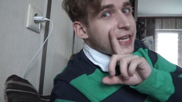 КОРОЧЕ ГОВОРЯ, МЛАДШИЙ БРАТ НАЧАЛ КУРИТЬ