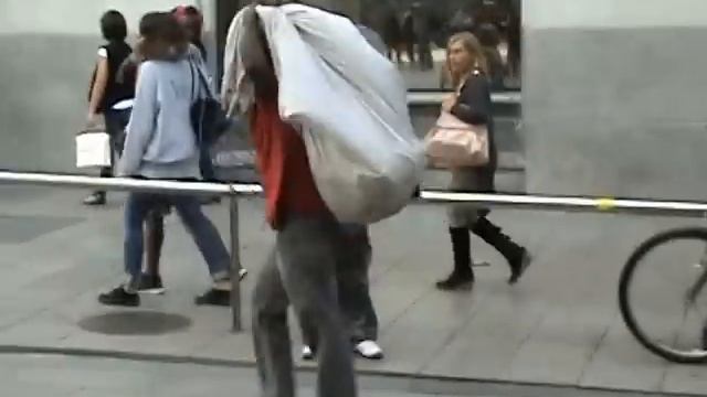 сумки бесплатно на площади Каталонии (Барселона) смотреть онлайн