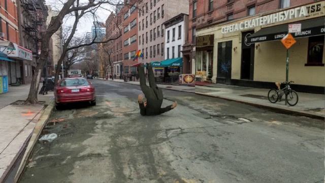 АМЕРИКАНЕЦ ВАЛЯЕТСЯ В ГРЯЗИ ПРЯМО НА ДОРОГЕ