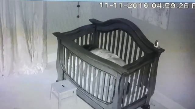 ПРИКОЛ!!! Бабушка падает в кроватку к внуку смотреть онлайн