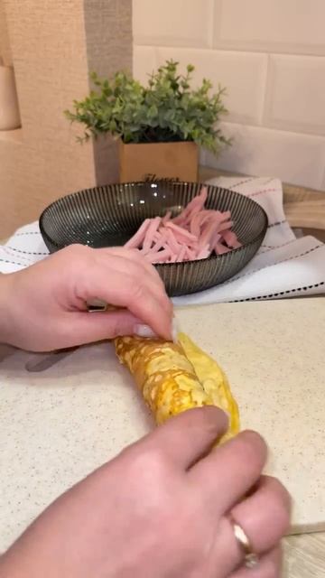 Отличный салат из сочной ветчины и воздушного омлета, его можно готовить каждый день.