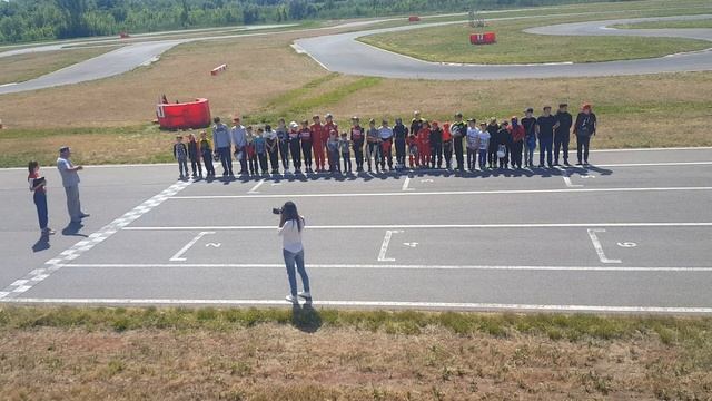 Построение перед гонкой картинг 34 в Ростове