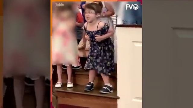 Девочка прикольно танцует! смотреть онлайн