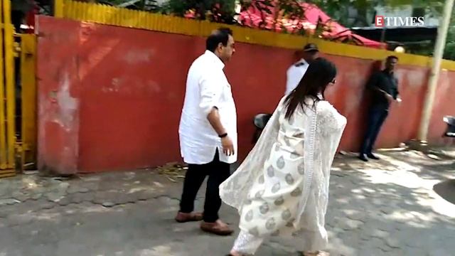 Bollywood pays last respects to Shabana Azmi's mother Shaukat Kaifi смотреть онлайн