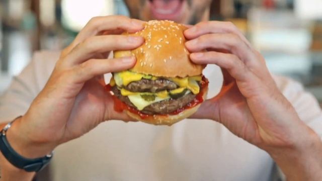 NEW Burger + Chip Range from The Coffee Club! смотреть онлайн