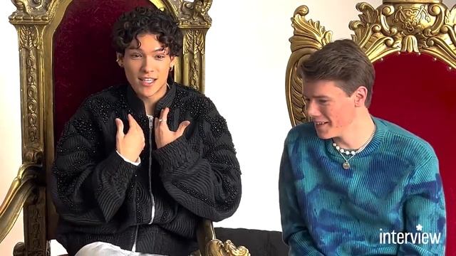 Omar Rudberg e Edvin Ryding falam sobre 'Young Royals' e vida pessoal para Queerty смотреть онлайн