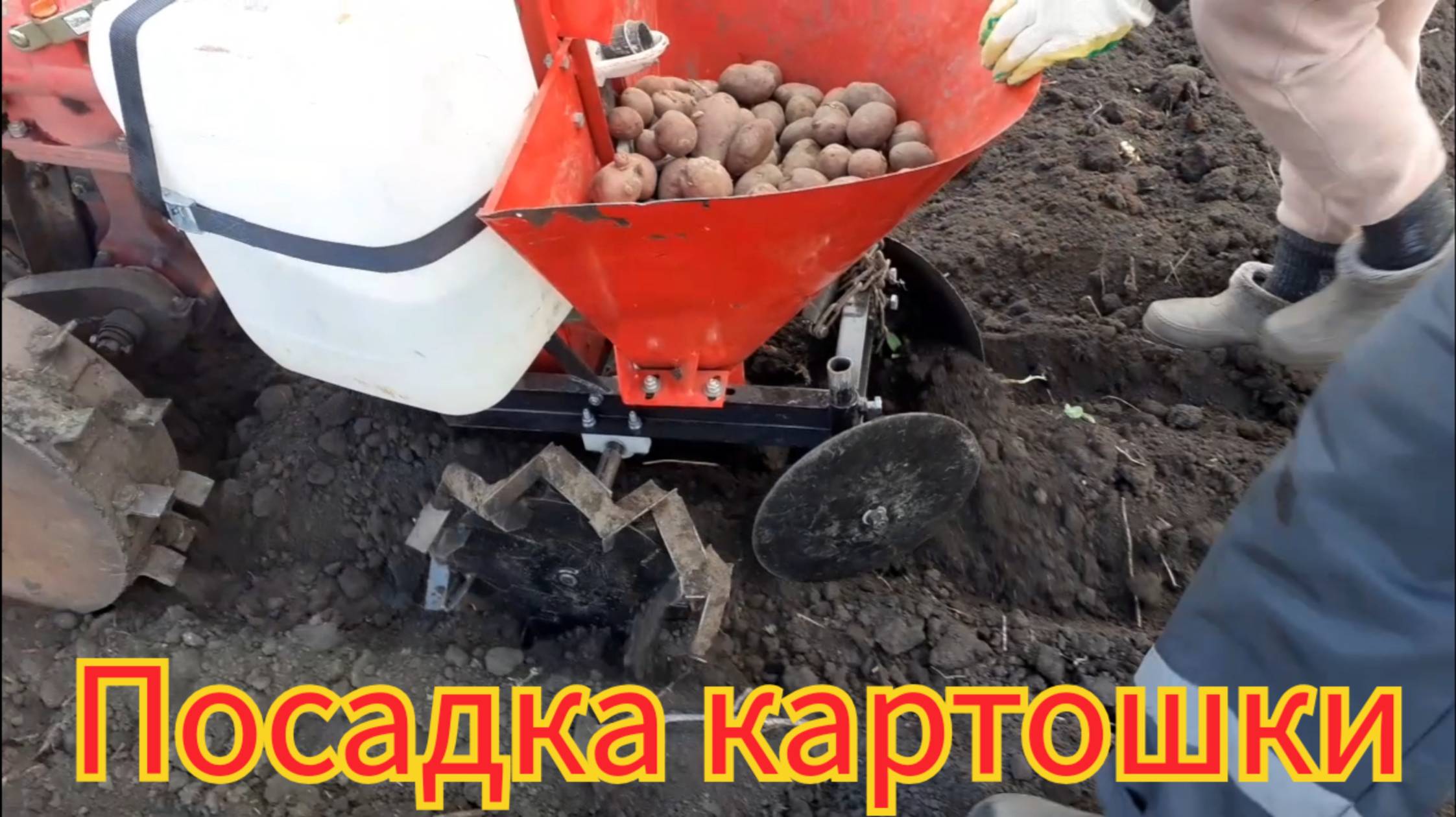 Посадка картошки, на доработанных колёсах картофелесажалки. Сажалка не тонет. смотреть онлайн
