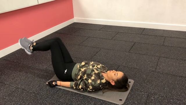 Вдигане на крака от лег на пода с повдигане на глутеуса смотреть онлайн