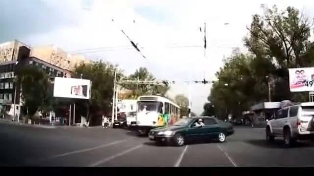 Наглый волитель авто сталкивается с трамваем! Дорожные приколы 2013! смотреть онлайн