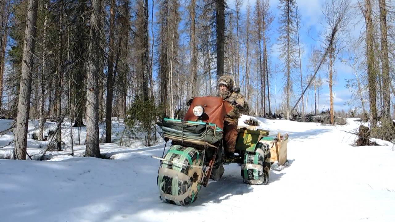 Путешествие на снегоходе. Спасение снегохода из болота.