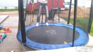 Я прыгаю на батуте