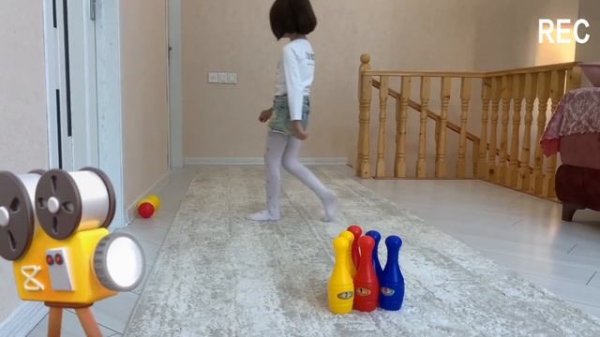 Как играют в боулинг дети. БОУЛИНГ 🎳
