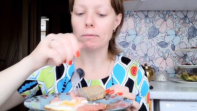 Показываю СУМ@СШЕДШЕЕ 🤪 платье за КОПЕЙКИ и ем ГРЯЗНЫЕ 🍅 помидоры смотреть онлайн