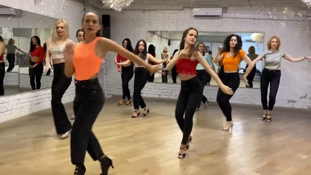 Бачата женский стиль. Уроки для начинающих и танцующих смотреть онлайн