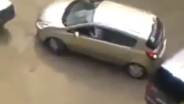 Девушка выезжает с парковки прикол! Юмор! Прикол! Смех смотреть онлайн