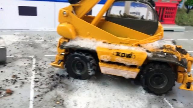 Видео с машинками | Полицейский пикап и Автокран моются от грязи смотреть онлайн