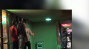 ЛОМАЕМ шею незнакомцу ПРАНК (страшные розыгрыши над людьми)