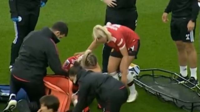 Manchester United defender Millie Turner serious knee injury in the WSL game vs Leicester City. смотреть онлайн