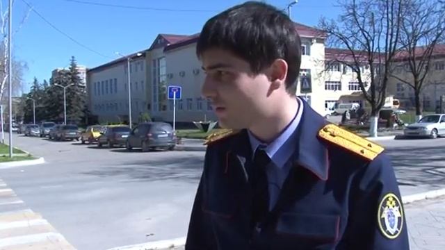 В Крымске ревнивый муж напал на жену и дочь с ножом. смотреть онлайн