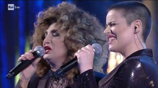 Silvia Salemi canta "Senza un briciolo di testa" - Ora o mai più 23/02/2019 смотреть онлайн
