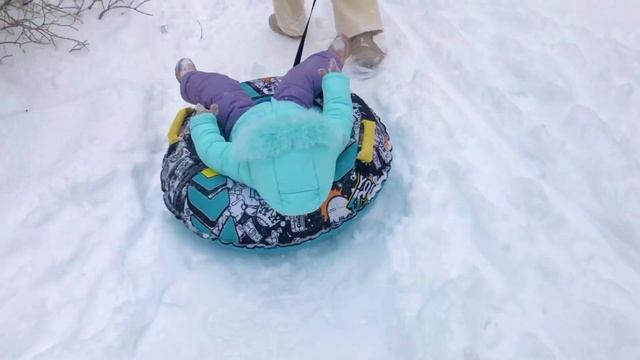 Стеша катается с ГОРКИ и играет в снежки! смотреть онлайн