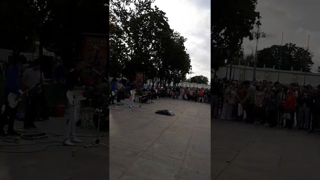 Поет точно как Виктор Цой,браво!