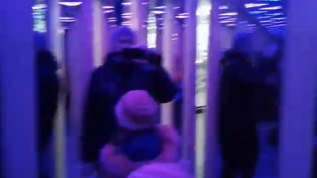 В парке Горького пошли в зеркальную комнату! смотреть онлайн