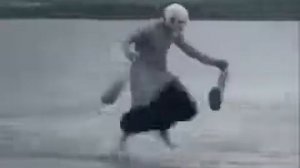 Бабка с сумками бежит (прикол)