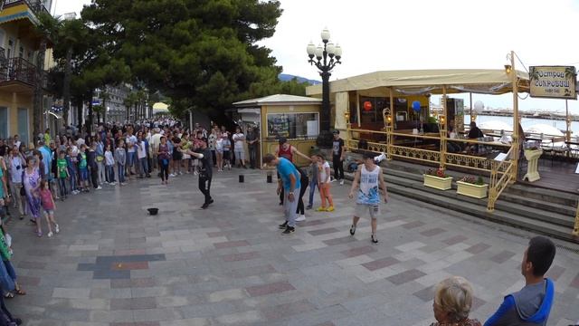 Акробаты на набережной Ялты. Acrobats On The Seafront Of Yalta. /4K Video/ 12 июля 2016 г.