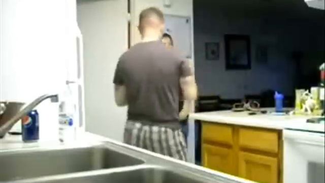 парень жестоко прикололся над своей девушкой ! ! ! смотреть онлайн