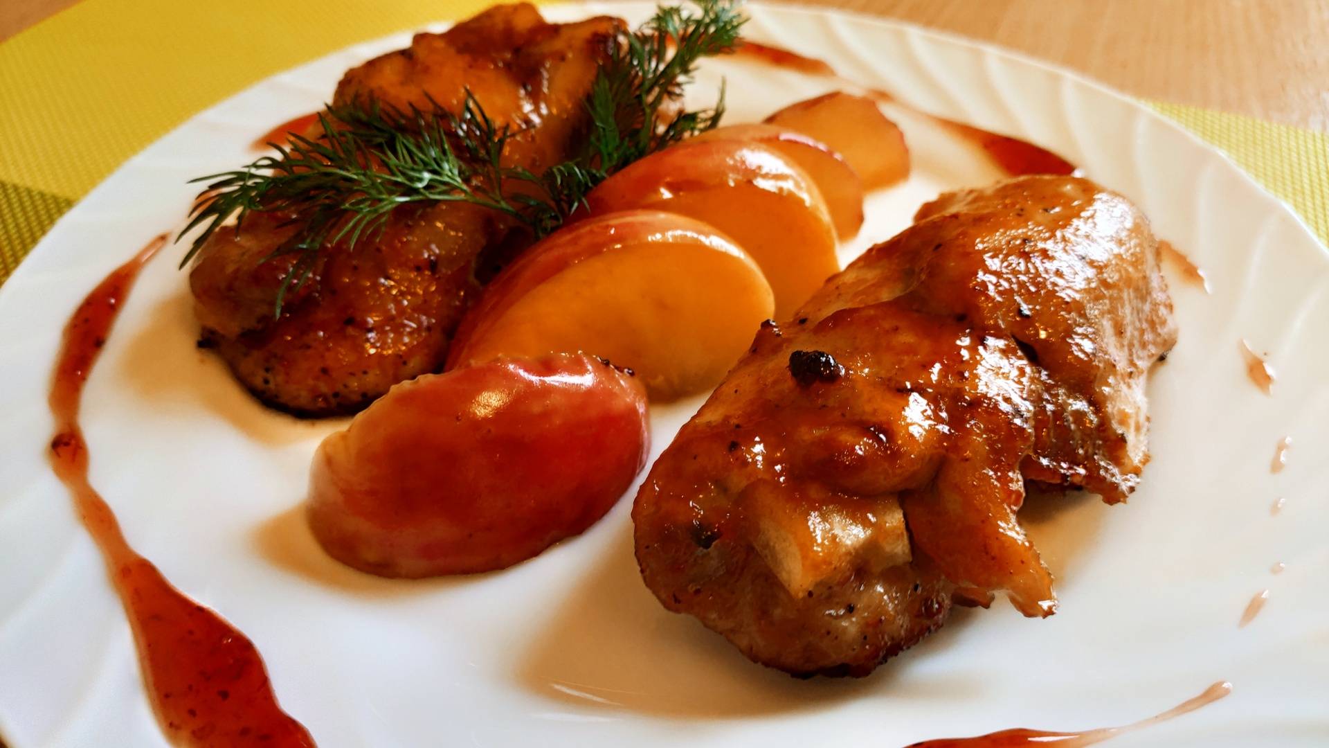 Куриные бёдра с яблоками запеченные в духовке смотреть онлайн