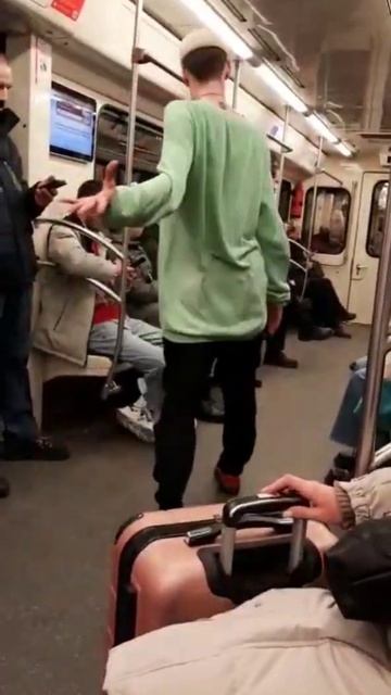 Танцы в вагоне поезда метро на обеденный перерыв развлечение пассажиров