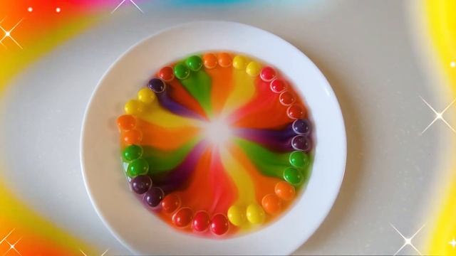 Делаем радугу из Скитлс. Skittles радуга - цветные опыты. Видео для детей. смотреть онлайн