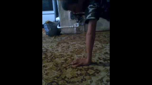малой отжимается без рук!!!!Ржака смотреть онлайн