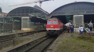 Тепловоз ТЭ109 с поездом отправляется с вокзала