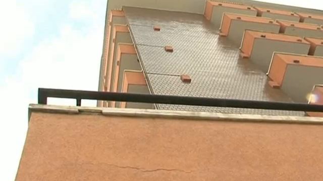 Icaro Tv. L'Hotel Mosè ignora l'ordine di chiusura смотреть онлайн